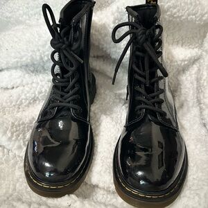 Dr. Martens Black patent vonda Y 1460 Boots with zipper